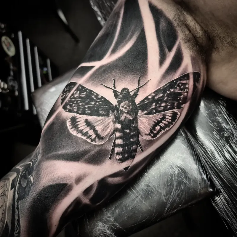 Photorealistic black and grey animal tattoo by Tomek Turlej, Studio XIII Gallery, Scotland