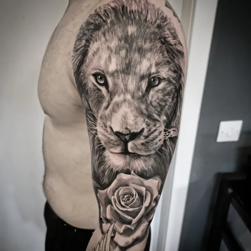 Realistic black and grey wildlife tattoo by Tomek Turlej at Studio XIII Gallery Edinburgh